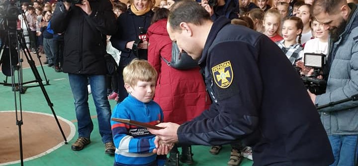 Рятувальники нагородили школярів Красного, які самотужки погасили пожежу
