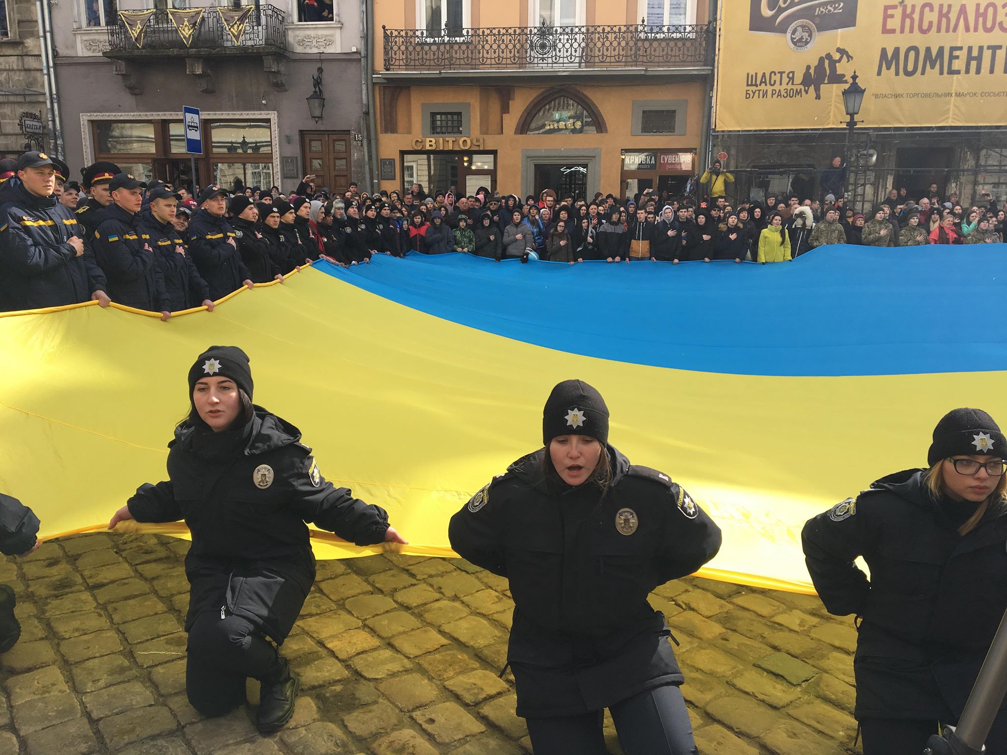 Біля Ратуші львів‘яни масово заспівали гімн України (ВІДЕО)
