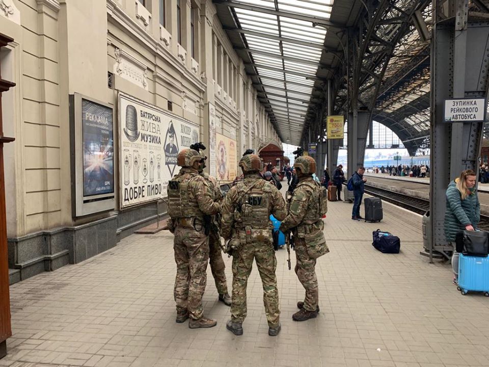 СБУ патрулює на вулицях Львова зі зброєю та бойовими машинами
