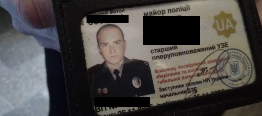 Поліцейські незаконно фотографують посвідчення спостерігачів на виборчій дільниці