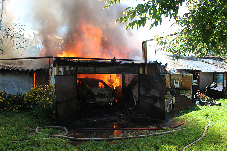 «Ти нічого не виграєш – і не надійся»: підприємцю з Пустомитівщини спалили машину та залякали дружину і дітей