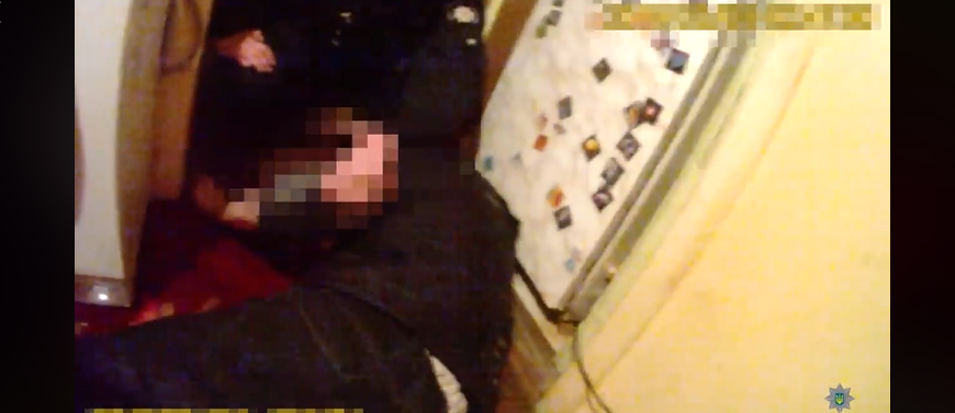 Патрульні врятували від кровотечі чоловіка, який вночі ліз через вікно до подруги (ВІДЕО 18+)