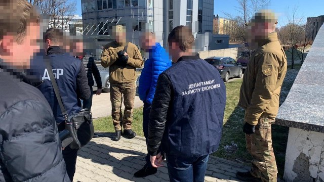 У Львові на хабарі 12 тисяч гривень затримали подакового інспектора