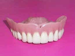 Ізраїльтянин хотів незаконно привезти до Львова 395 зубних імплантатів