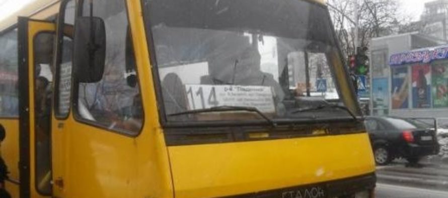 У Львові через поспіх водія жінка випала з маршрутки