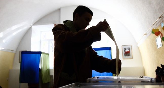 У Львові хлопець зробив селфі у виборчій кабінці