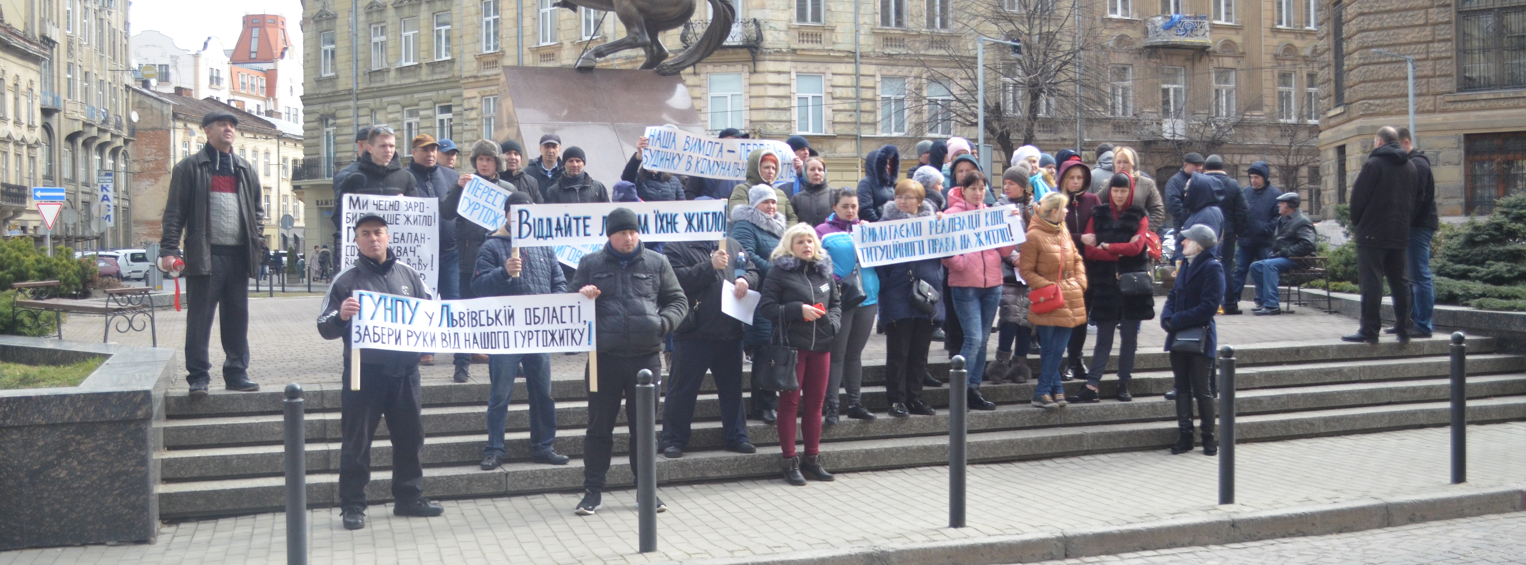 “Нас залякують, що можуть виселити”, – мешканці гуртожитку пікетують обласну поліцію (ВІДЕО)