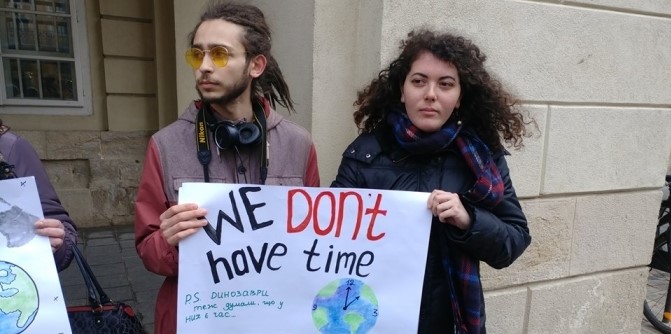 Під львівською Ратушею молодь протестує проти глобального потепління