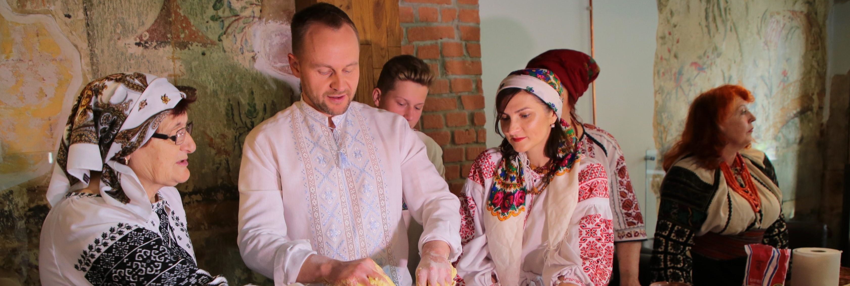 Рідні Героїв Небесної Сотні випікають паски для захисників на передову