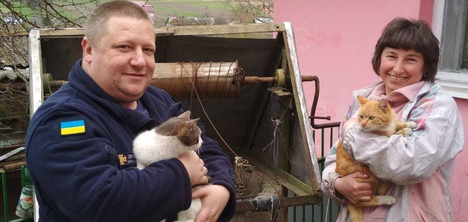 На Жидачівщині рятувальники витягали з криниці двох котів