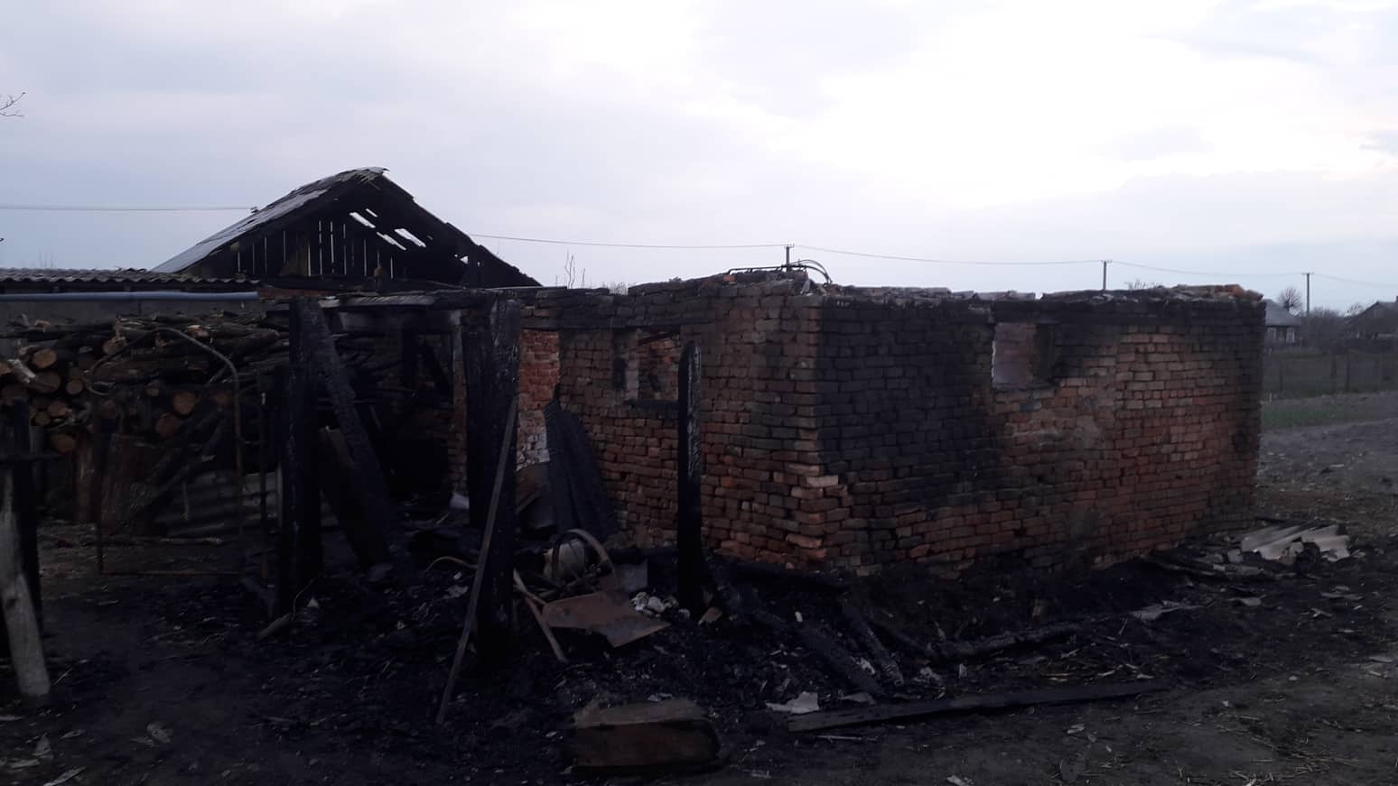 На Сокальщині у багатодітної мами згоріла вся господарка