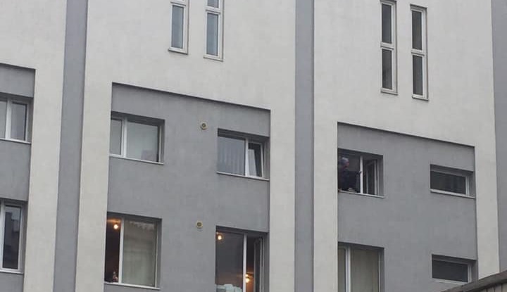 В поліції розповіли, чому чоловік намався стрибнути з вікна райвідділку на Сихові (відео)