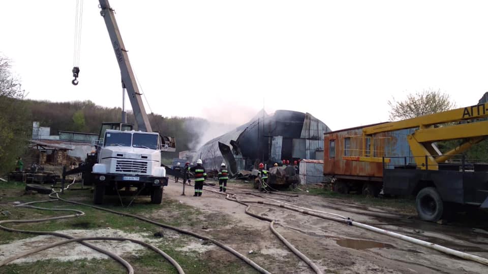 У Львові сталась масштабна пожежа в ангарі (ВІДЕО)