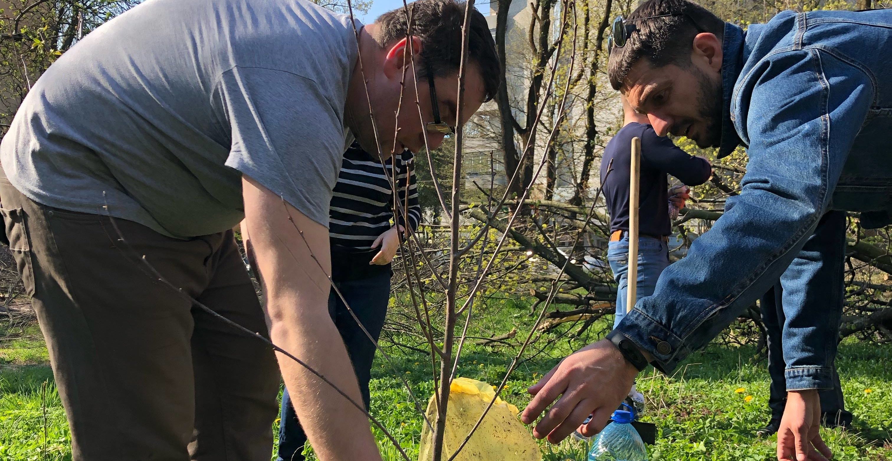 «Спочатку садимо дерева, а потім,може, за когось іншого візьмемось», – активісти про акцію на Горбачевського