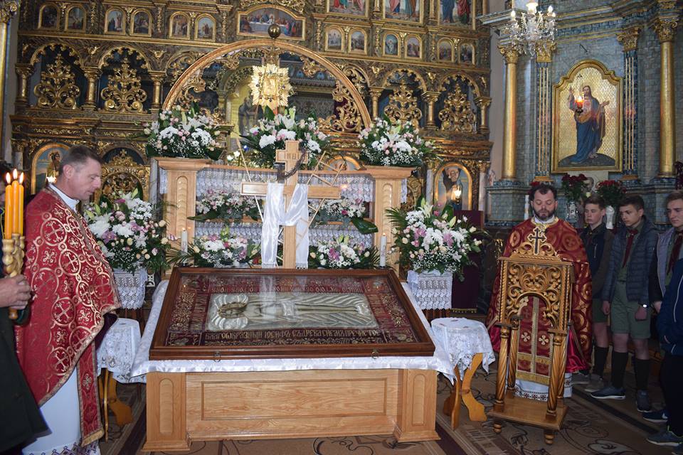 У церкві Старого Самбора парафіяни йдуть до плащаниці, з якою пов’язане диво