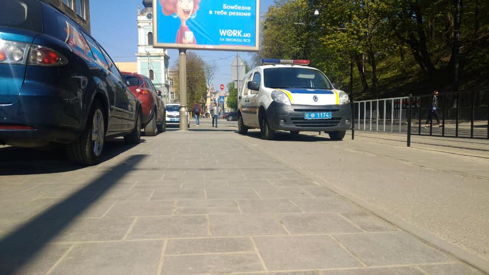 Львівська восьмикласниця з чужого телефону «замінувала» рідну школу