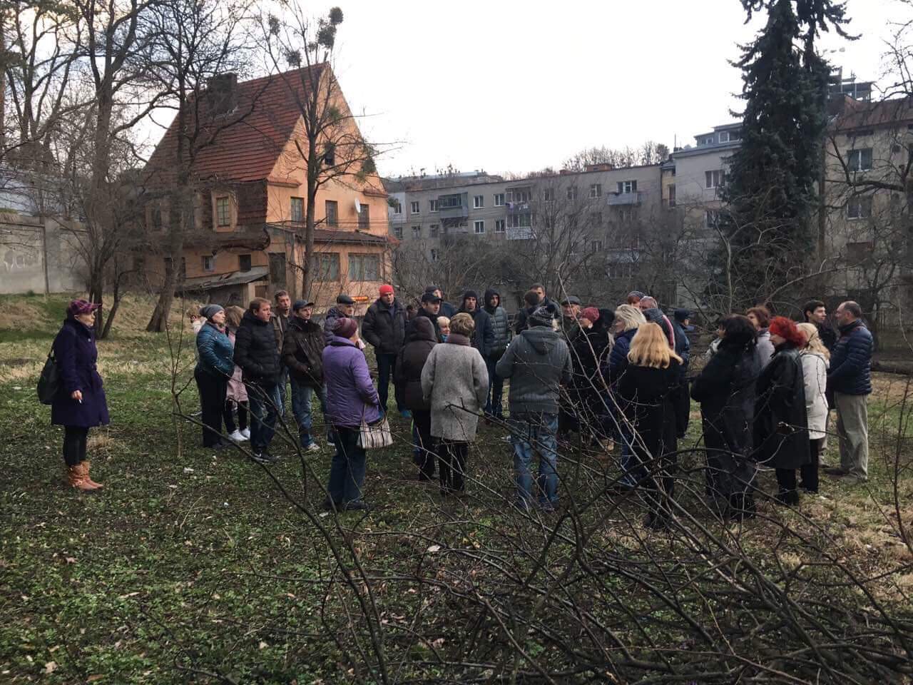 У Львові місцеві охороняють територію від забудовника