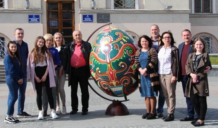 В центрі Дрогобича до Великодня встановили 19 великих писанок