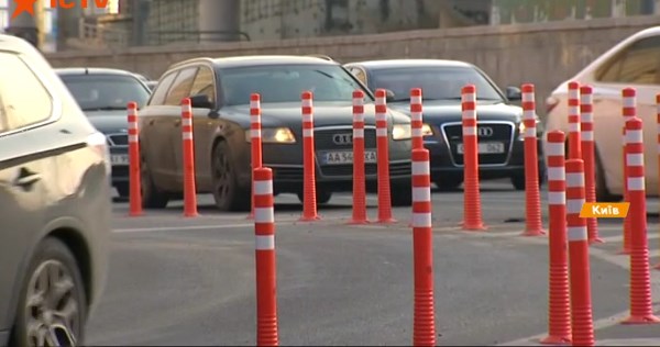 На дорогах Львова облаштують перші ґумові стовпці