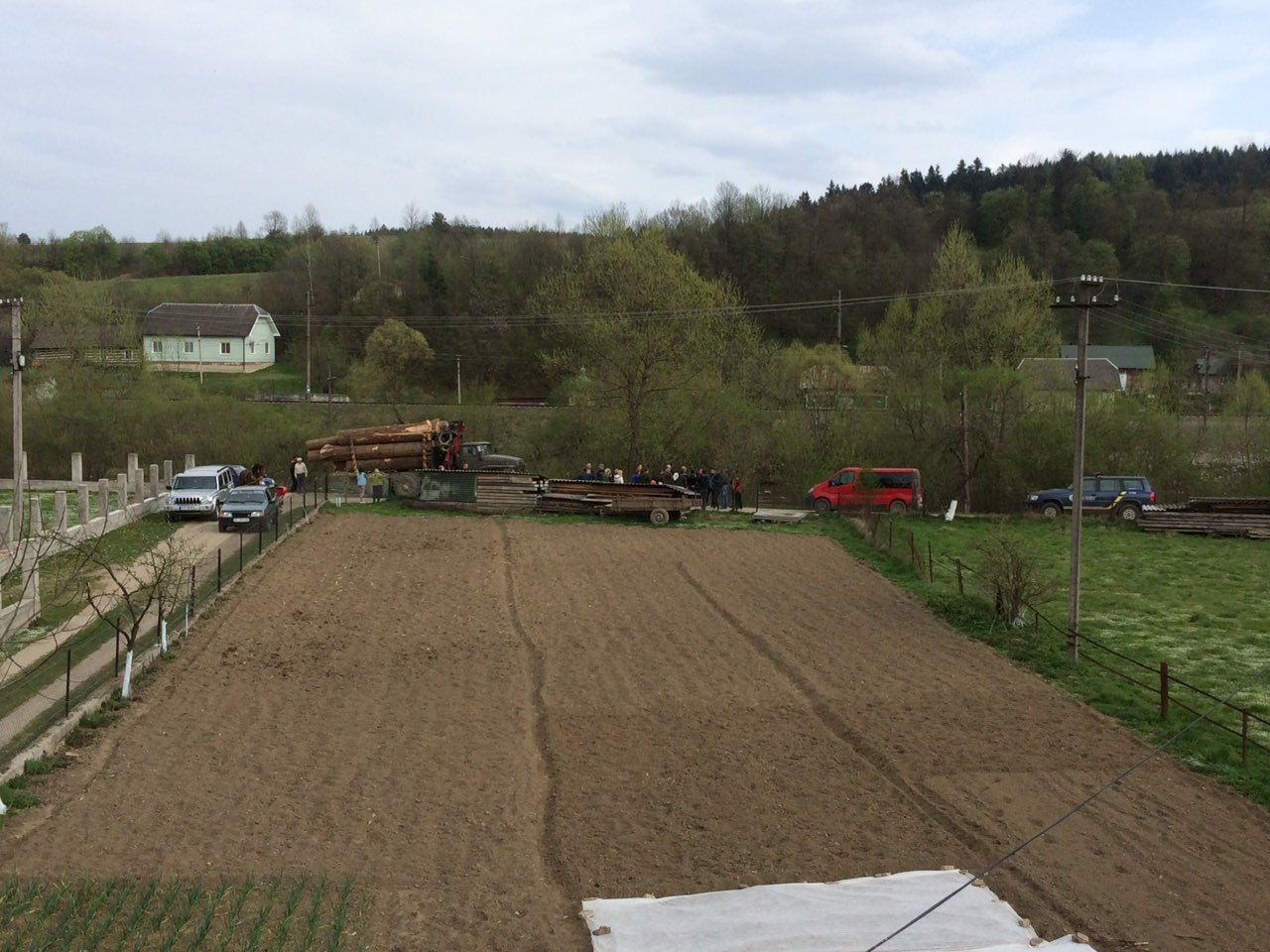 Мешканці Старосамбірщини самотужки зупиняють лісовози