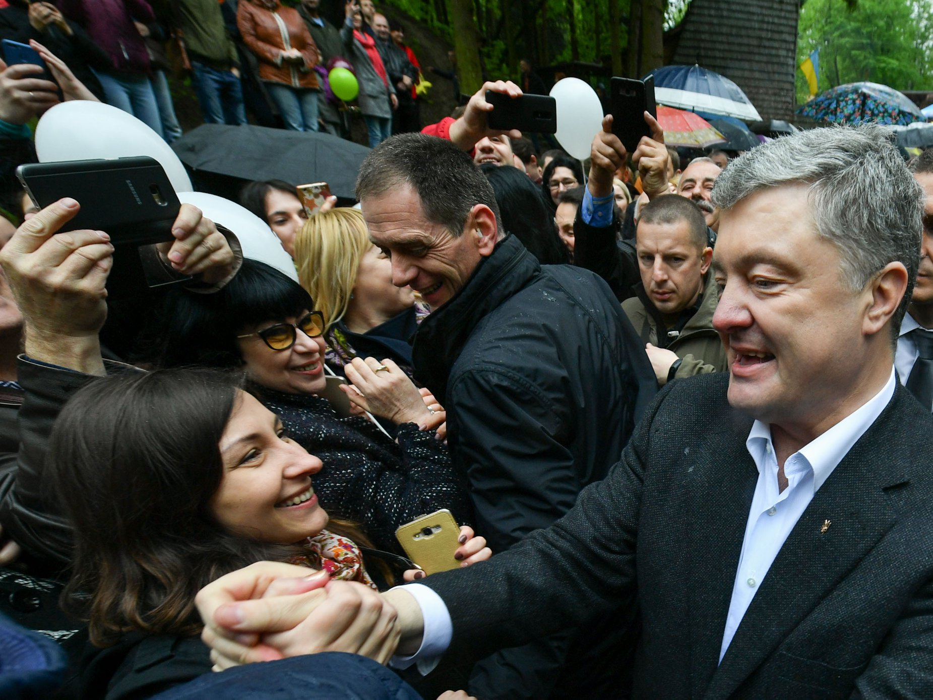 Селфі з Президентом: учора тисячі львів’ян зустріли Петра Порошенка (ВІДЕО)