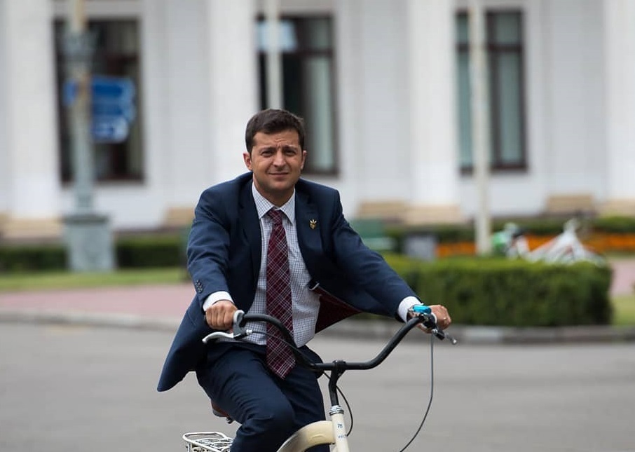 Соціологи повідомили про очікування від Зеленського та рейтинги партій