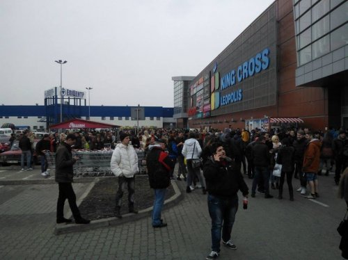 “Люди вибігали в паніці хто куди, діти плакали, такого жаху я ще не переживала”, – очевидиця евакуації через замінування “Кінг Кросу”