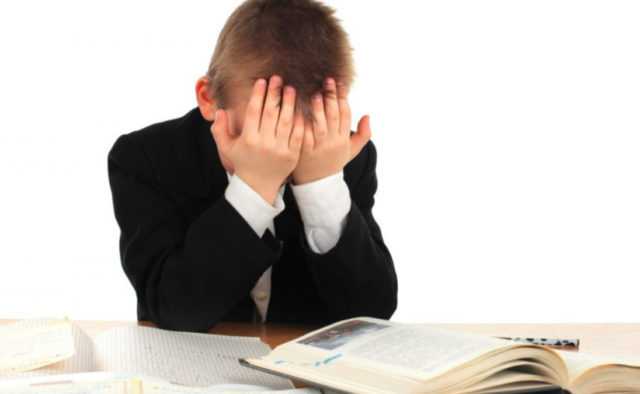 Колишнього директора школи з Мостищини засудили за те, що вдарив учня