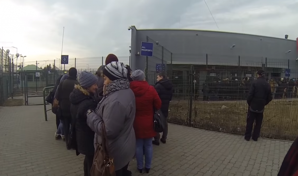 У пішій черзі пункту пропуску на Мостищині пограбували чоловіка