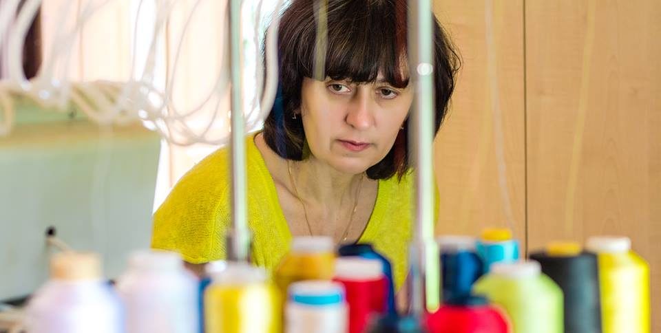 Вишивальна машинка займає півкімнати: як твориться стильний етно-одяг