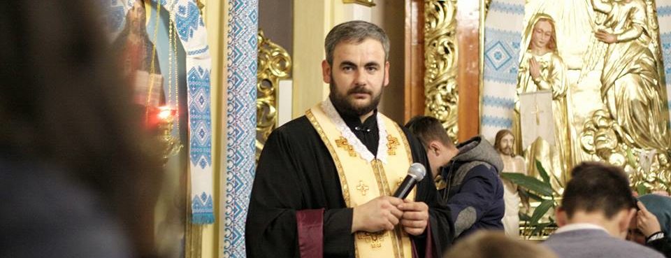 Священик зі Самбірщини прибрав цвинтар від пластикових вінків