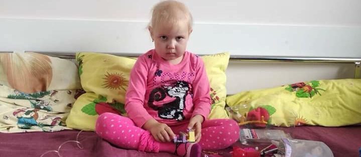 Подружжя з Яворівщини просить врятувати єдину доньку: торік вони втратили сина