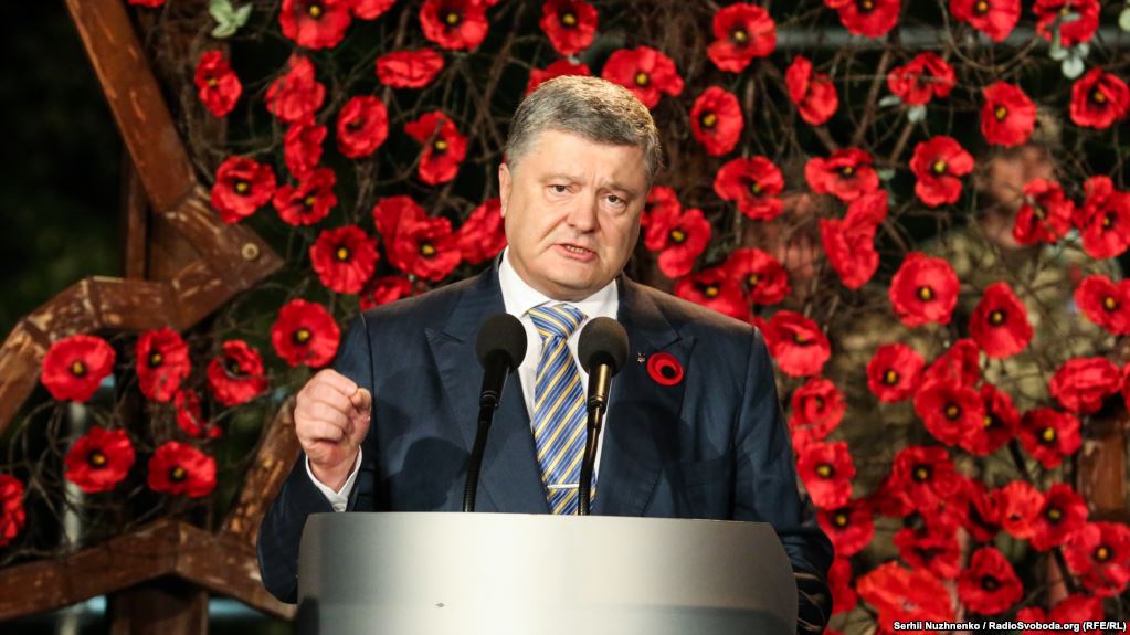 «П’ ять років поспіль нащадки уславлених переможців нацизму захищають свободу та цивілізаційний вибір Українського народу від російської агресії»: Порошенко