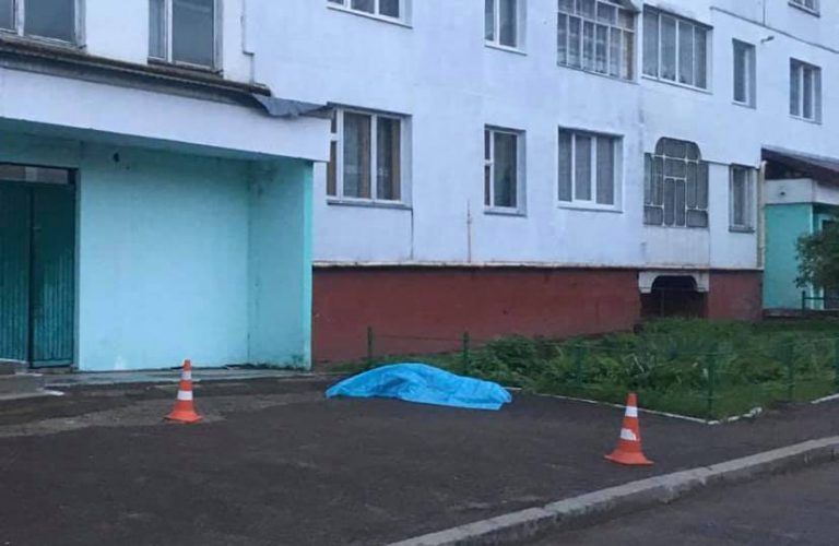 У Новояворівську біля будинку знайшли мертву 16-літню дівчину