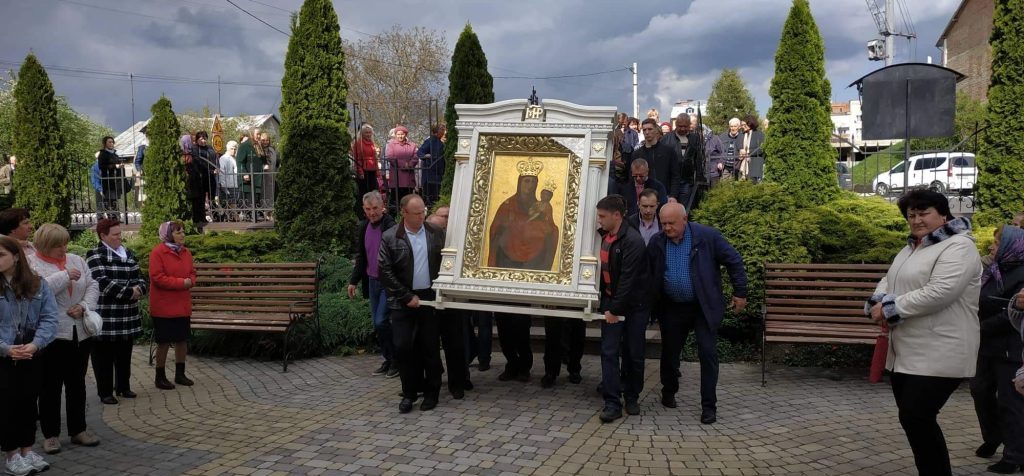 У Пустомитах сотні людей зустрічали чудотворну ікону Зарваницької Божої Матері