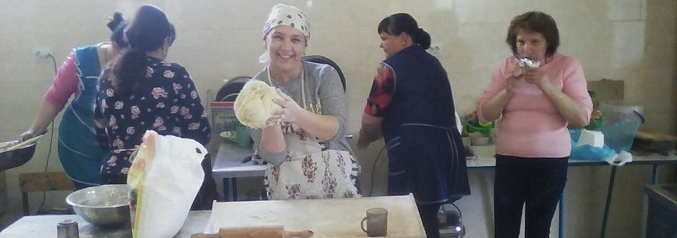 «З картоплею, сиром і шкварками»: на Мостищині ліпили вареники для атовців