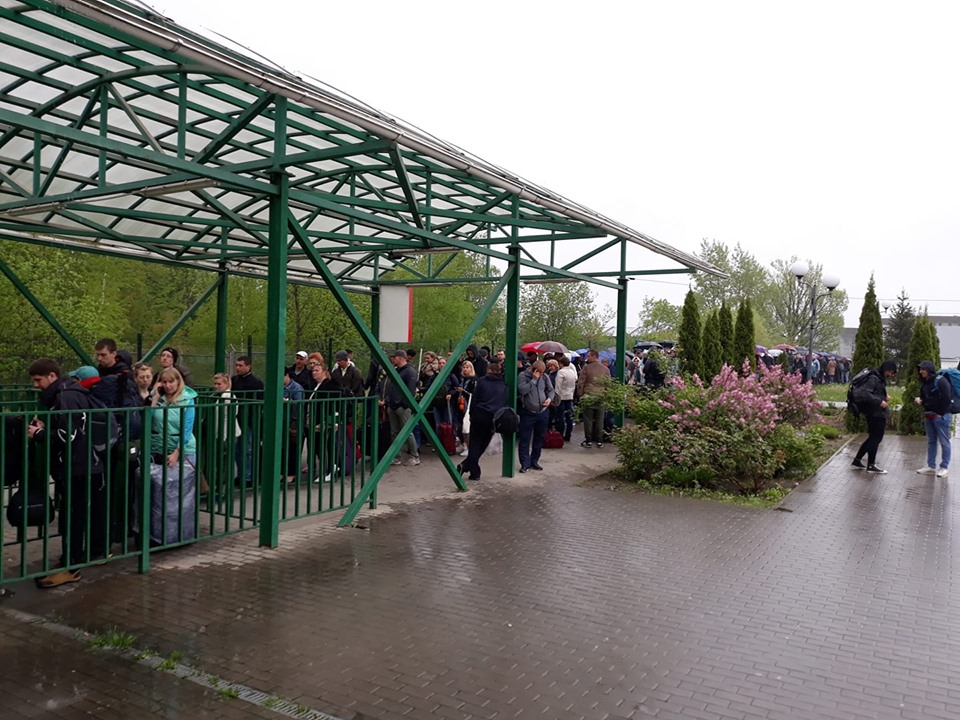 Свята закінчуються: на пункті пропуску з Польщею величезні черги