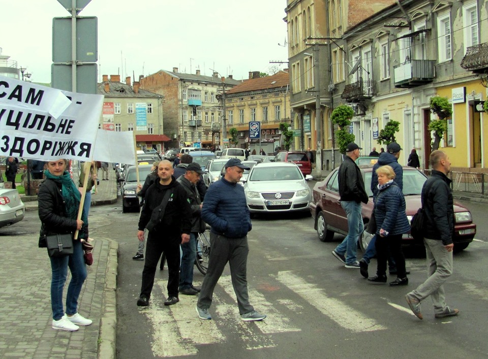 У Самборі організували людей на протест через фонтан