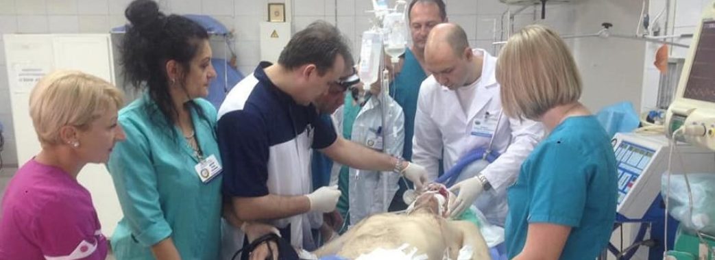 У Дніпровській лікарні оперують пораненого військового зі Львова