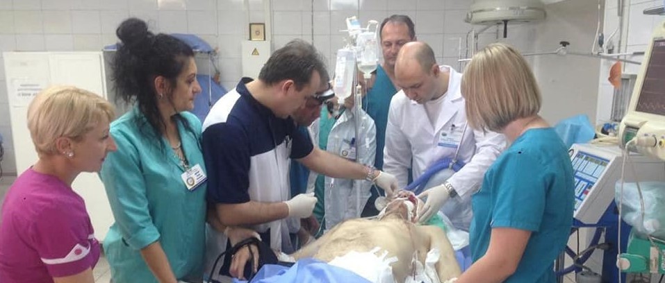 У Дніпровській лікарні оперують пораненого військового зі Львова