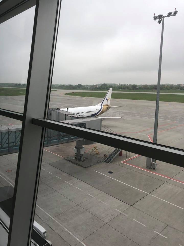 Львівських туристів 3 години не випускали з борту літака