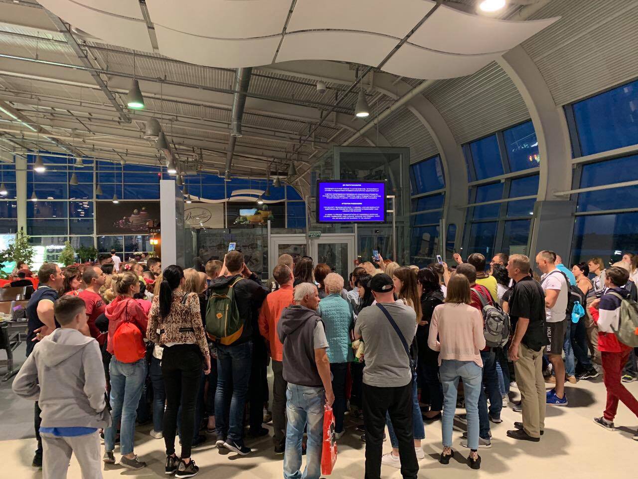 “Кажуть чекати добу, діти плачуть, їжі немає”: туристам обіцяють компенсацію за зірваний відпочинок у Туреччині