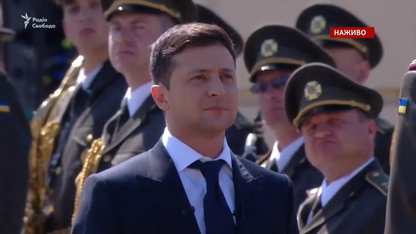 Володимир Зеленський заборонив чиновникам вішати його портрети