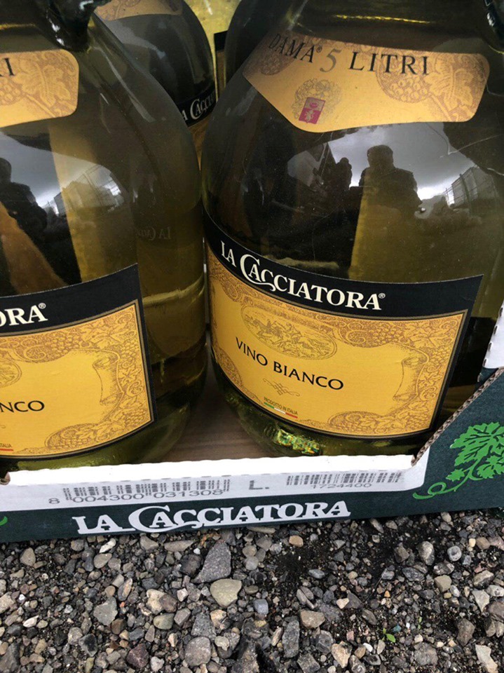 Замість пластикових горшків – 300 літрів вина: у «Шегинях» намагались обдурити митників