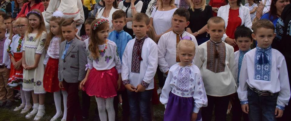 «Час відправити в минуле радянські лінійки», – священик зі Старосамбірщини розкритикував лінійки на святі останнього дзвоника