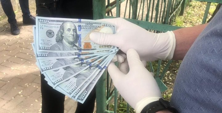 В Сокалі на хабарі 1400 доларів затримали чиновника міськради