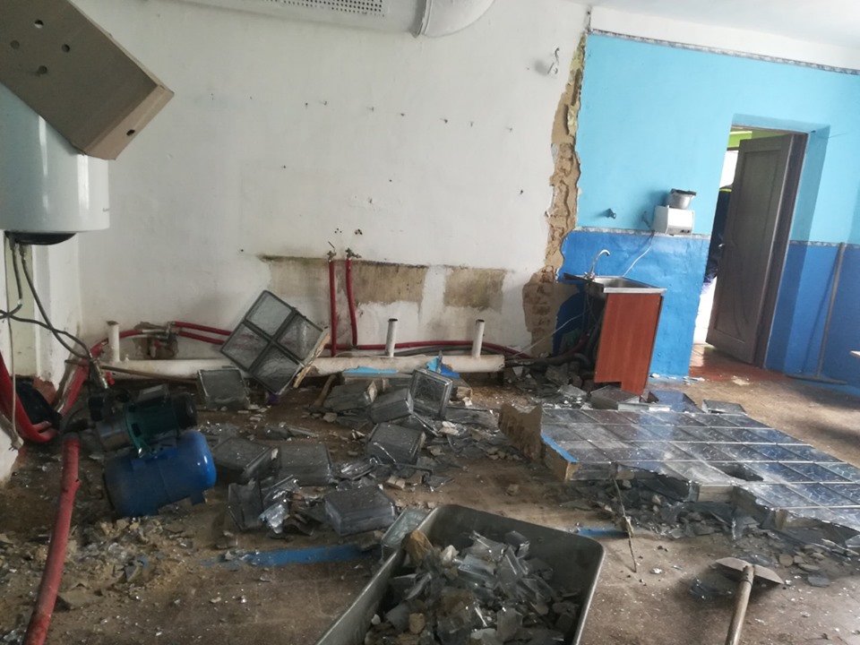 На Яворівщині технічних працівників у школі придавило стіною
