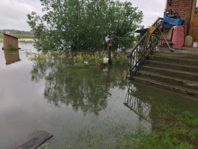 Рятувальники роздають місцевим питну воду: як на Львівщині ліквідовують наслідки негоди