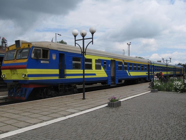 Проїзд у приміських поїздах подорожчав майже наполовину