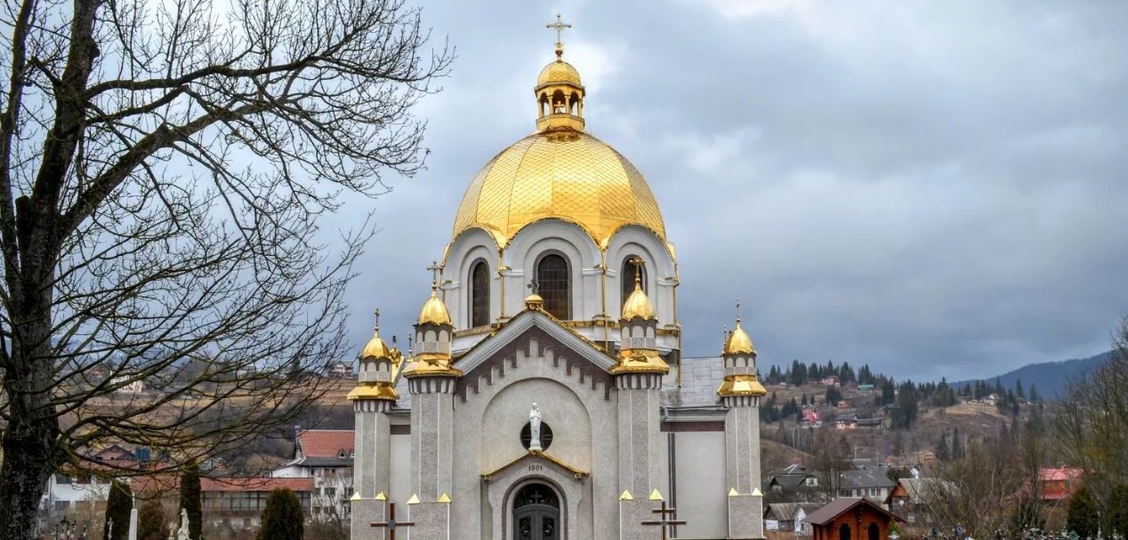 У церкві в Славську хочуть замінити стародавню плитку на звичайну: парафіяни проти
